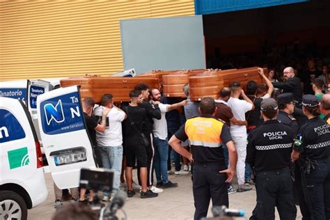 Multitudinaria despedida a las víctimas del incendio de Guillena con 4