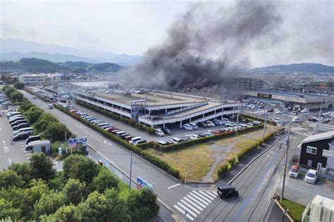 厚木のパチンコ店立体駐車場で火事 車約100台焼けたか 動画 カナロコ By 神奈川新聞