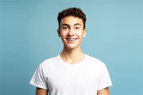 Un Chico Guapo Y Sonriente Con Aparatos Ortop Dicos Con Una Camiseta