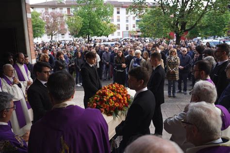 L Ultima Corsa Di Leonardo Folla Commossa Ai Funerali In Borgo Milano