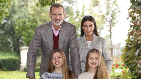 Así Nos Felicitan Las Navidades Los Reyes Felipe Y Letizia Y Sus Hijas Leonor Y Sofía