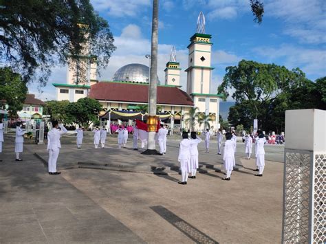 Tali Tiang Bendera Putus Ketika Upacara Hari Jadi Garut Merah Putih