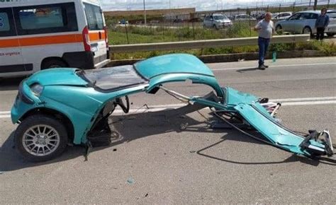 L Auto Si Spezza In Due Gravi Mamma E Figlia Dopo L Incidente Spaventoso