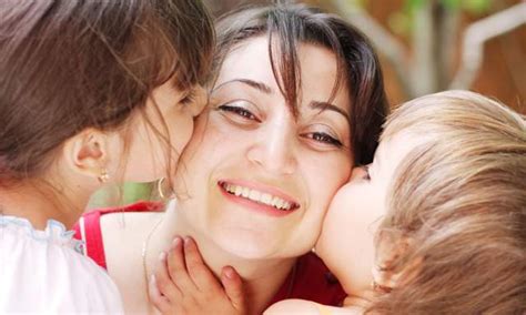 Día de la Madre foto mamá y beso hijos LaRendija es