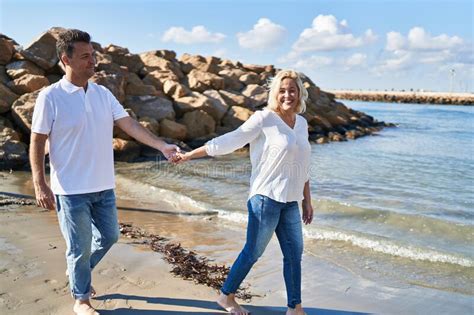 Pareja De Hombres Y Mujeres De Mediana Edad Sonriendo Confiados