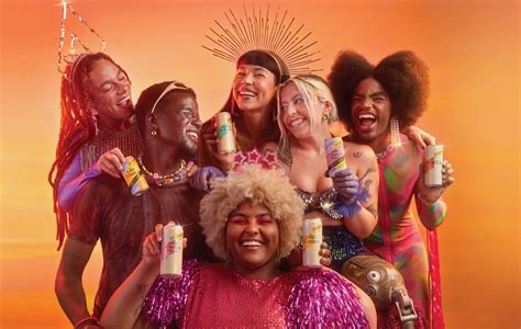 Schweppes cai na folia dois novos sabores e patrocínio de Blocos de