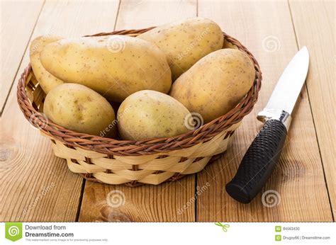 Rieten Mand Met Ruw Gewassen Aardappels En Keukenmes Stock Foto Image