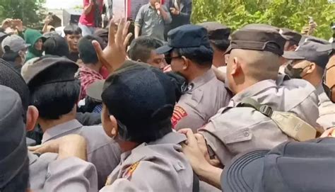 Demo Di Ponpes Al Zaytun Indramayu Massa Saling Dorong Dengan Polisi