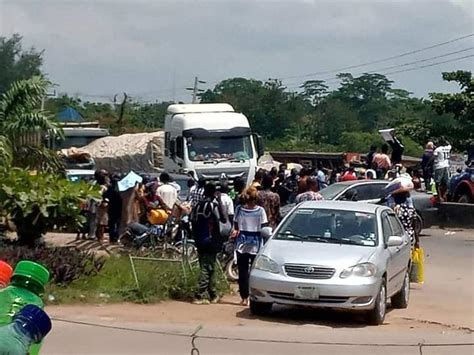 Chinedum Sunday Nwa Biafra On Twitter Breaking Youths Seize Road In