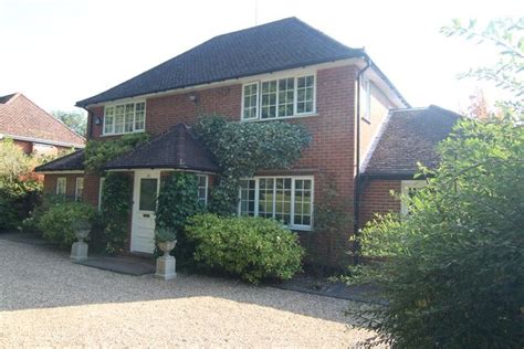 Finchampstead Road Wokingham Rg40 4 Bedroom Detached House For Sale