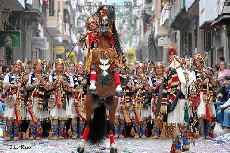 Alcoy recuerda la prohibición de arrojar servilletas en los desfiles de