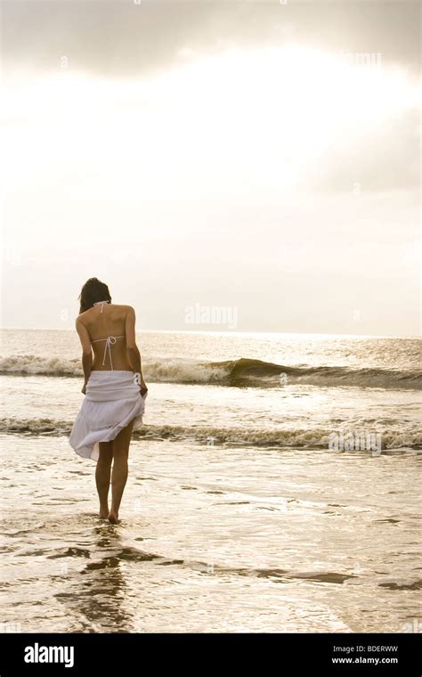 Vue Arri Re Du Jeune Femme En Bikini Blanc Et Jupe En Marche La Plage De L Oc An Photo Stock
