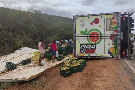 Caminh O Carregado Tomate Tomba Na Ba Entre Itua U E Tanha U