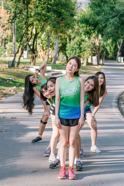 Dàn người đẹp chạy bộ xinh như tiên giáng trần thả dáng với bikini