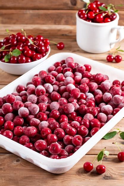 Cerezas Congeladas En Una Mesa De Madera Comida Congelada Foto Premium