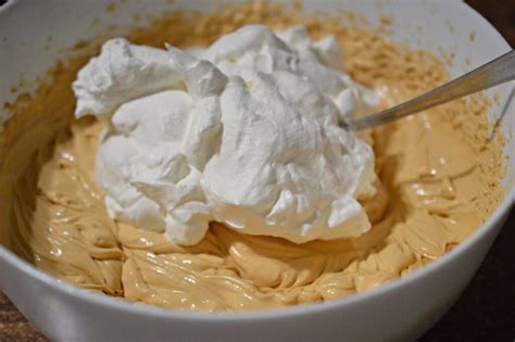 Tort spirala cu crema de mascarpone caramel si cafea Rețete Papa Bun