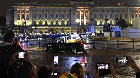 El féretro de Isabel II llega al Palacio de Buckingham para el último adiós