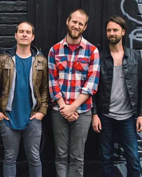 mae returns  manila   headlining show