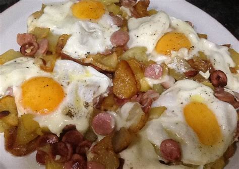 Sartén de patatas huevos y salchichas con queso mozarella Receta de