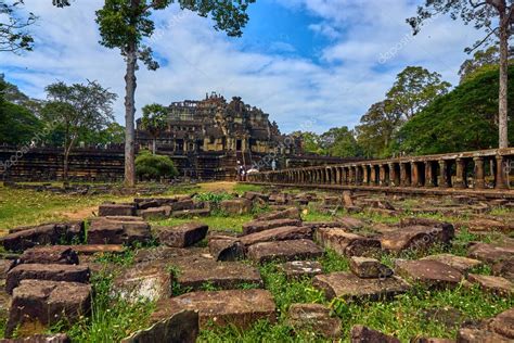 Vista del templo Baphuon en el complejo Angkor Wat es popular atracción