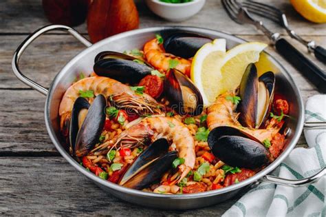 Spaanse Zeevruchtenpaella Met Mosselen Garnalen En Chorizo Worsten In