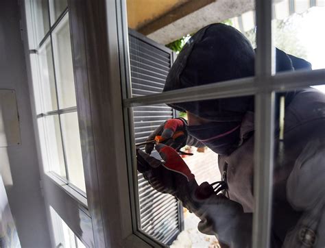 Ladri In Azione All Ora Di Pranzo Rubati Computer E Cassa Da Un Negozio