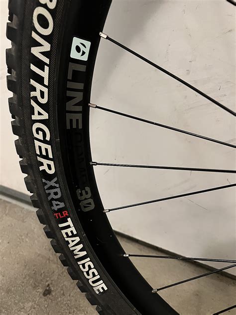 Bontrager Line Comp 30 TLR Boost 27 5 Vorderrad Mit XR4 Reifen