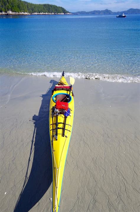 Kayak Amarillo En El Mar Tropical De Color Turquesa Imagen De Archivo