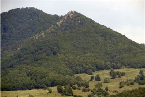 Arqueólogos descubren una colosal pirámide en Rumania perteneciente a