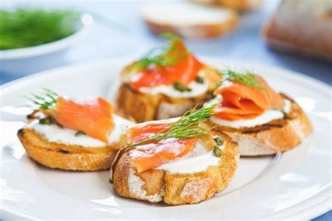 Bruschetta Met Gerookte Zalm En Kappertjes Hapjes