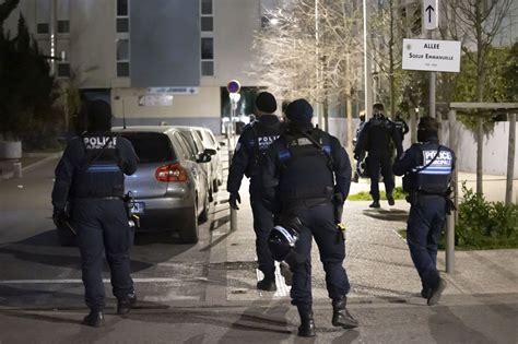 Confinement En Banlieue Les Patrouilles De Police Ont Re U Des