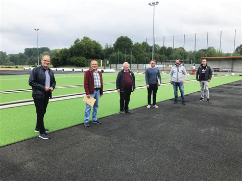 Neuer Kunstrasen für Sportplatz im Ohl in Wickede Ruhr Der grüne