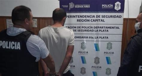 Foto Viral Policía Sorprende A Ladrón Robando En Una Casa Y Este Se