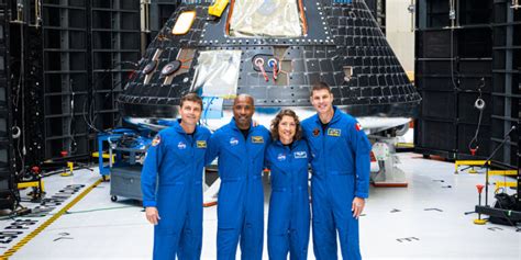 Nasas Artemis Ii Astronauts Get First Look At Orion Spacecraft Bound