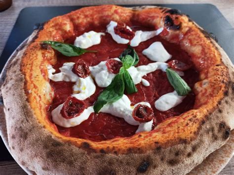 Pizza Integrale Con Pomodorini Secchi E Stracciatella Ricetta Di