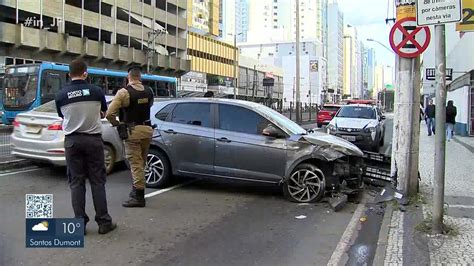 Carro Bate Em Poste Na área Central De Juiz De Fora E Complica Trânsito Zona Da Mata G1