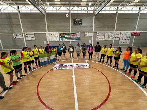 Medio Centenar De Mujeres Participan En Una Jornada De F Tbol Sala