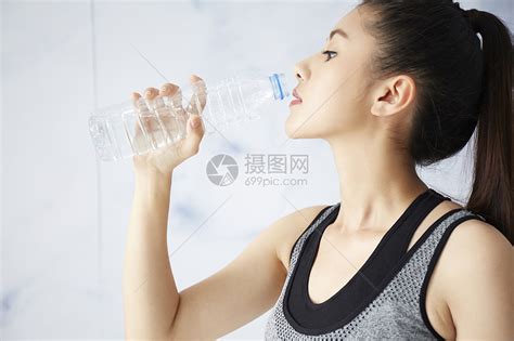 补充水分喝水的运动女性高清图片下载 正版图片502237192 摄图网