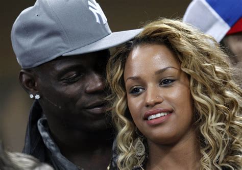 La Novia De Balotelli Y Una Selfie En Bikini Que Encendi Instagram