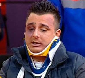Rugaciuni ascultate: manelistul Liviu Guta, batut intr-un mall ...