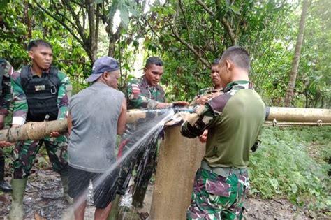 Satgas Yonif Bantu Kebutuhan Air Bersih Warga Di Perbatasan Papua