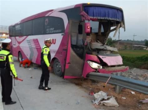 Bus Vs Truk Tronton Di Tol Gempol Pasuruan Orang Tewas Dan Belasan