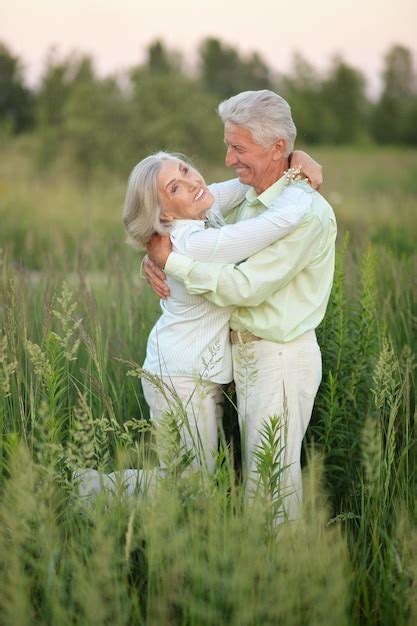 Retrato De Una Hermosa Pareja De Ancianos Relaj Ndose Y Posando En El