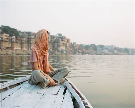 Western Woman On A Boat Exploring The River Ganges Del Colaborador De