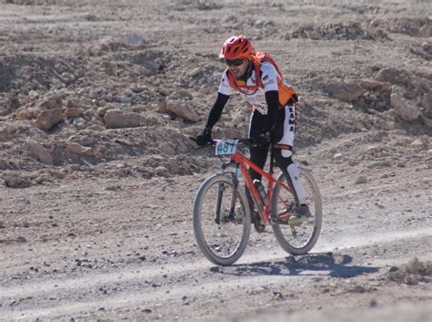 Ciclistas desafiaron el calor del desierto y recorrieron 100 kilómetros