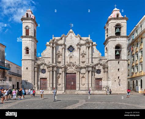 San Cristobal Cathedral, Plaza de la Catedral, Havana, Cuba Stock Photo ...