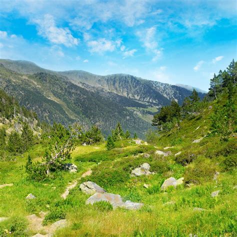 Un Valle Pintoresco Con Hierba Alta Al Pie De Una Cordillera Imagen De