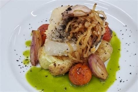 Bacalhau Confitado Vinagrete De Salsa Em Cama De Batata Ao Murro