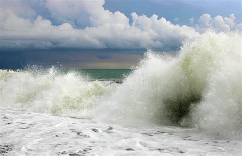 Tempestades No Mar E No Vento Através Das Nuvens Tenta Escapar Do Raio