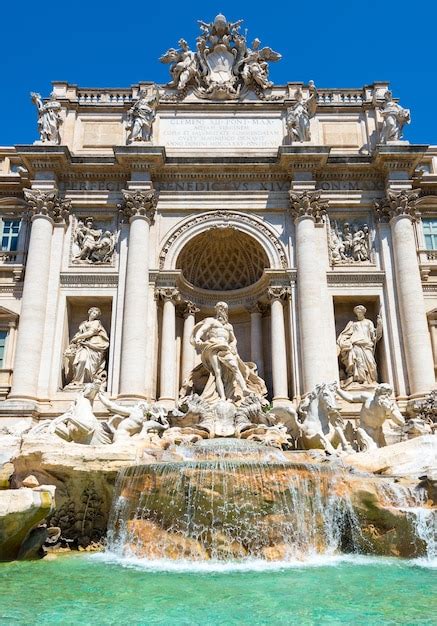 Premium Photo | Trevi Fountain in Rome